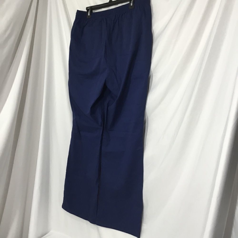 Amazon Essentials Quick-Dry Stretch Scrub Pant (A) - Picture 4 of 5